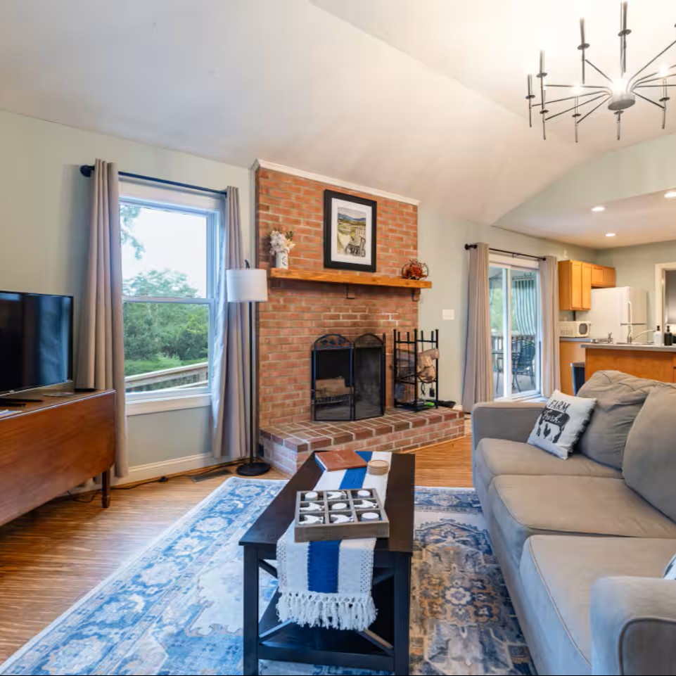 Rustic Vineyard Retreat - Wisteria Farm & VIneyard